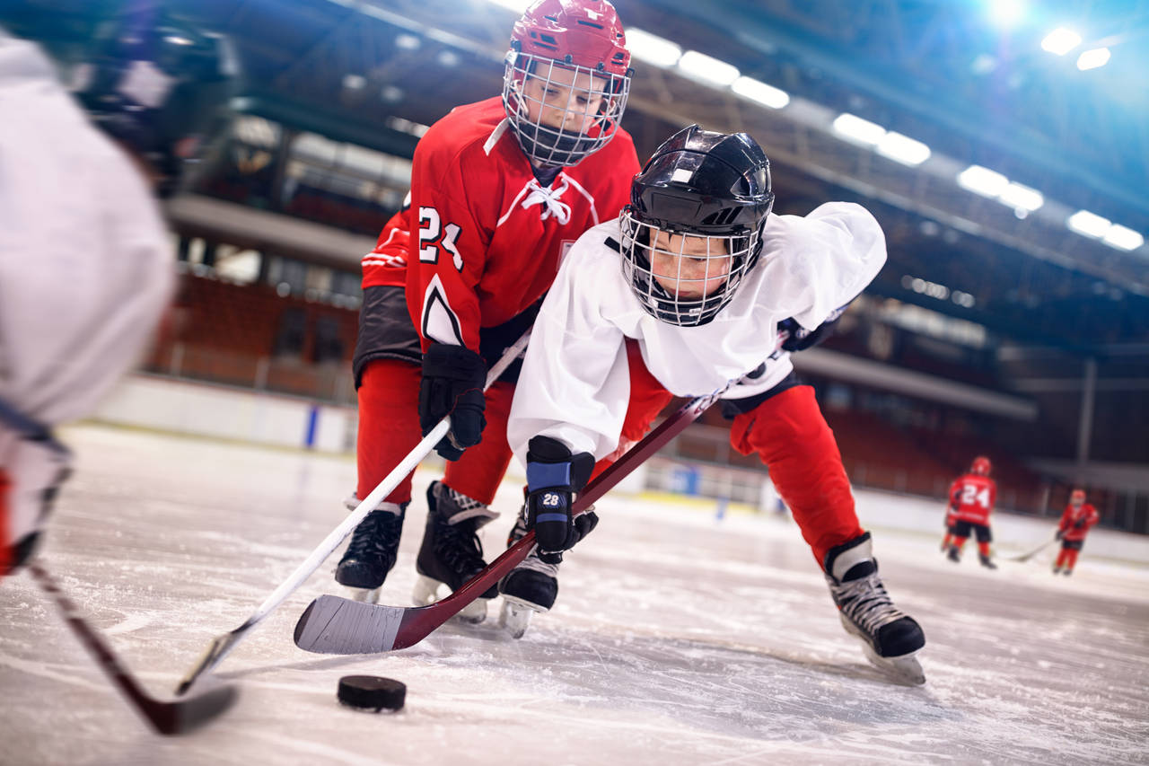 Enfants jouant au hockey peewee