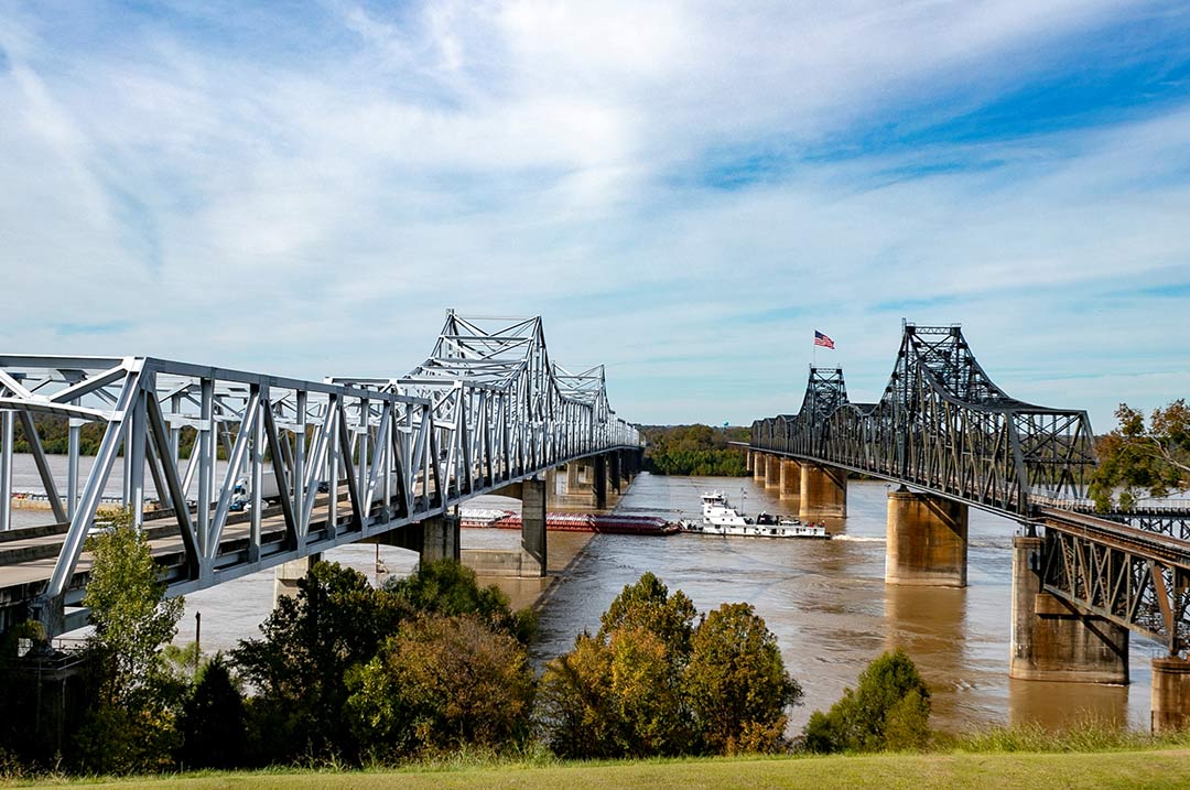 Image of the Vicksburg Bridge over the Mississippi River