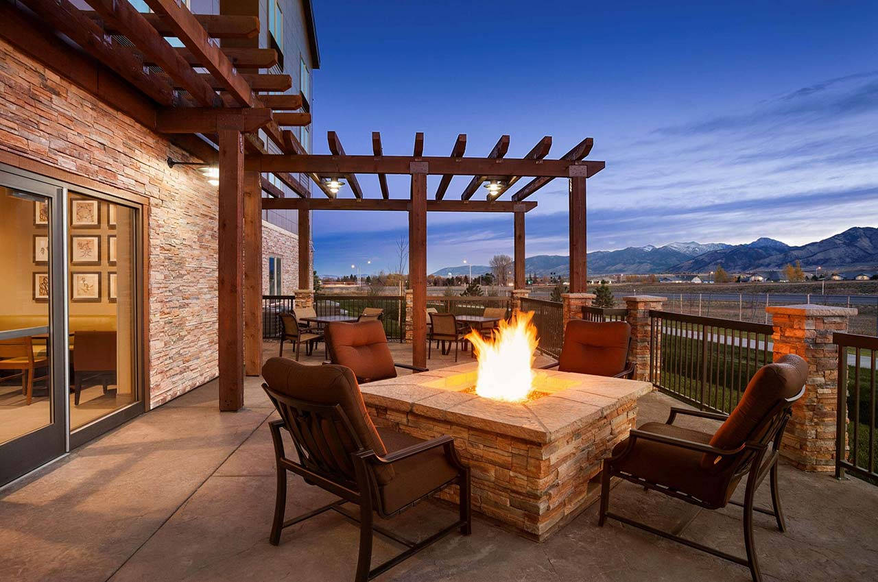 Country Inn & Suites by Radisson, Bozeman, MT patio and fire pit