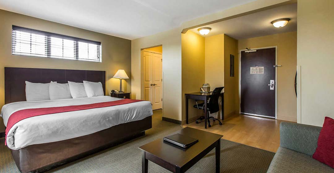 MainStay Suites Jacksonville near Camp Lejeune guest room