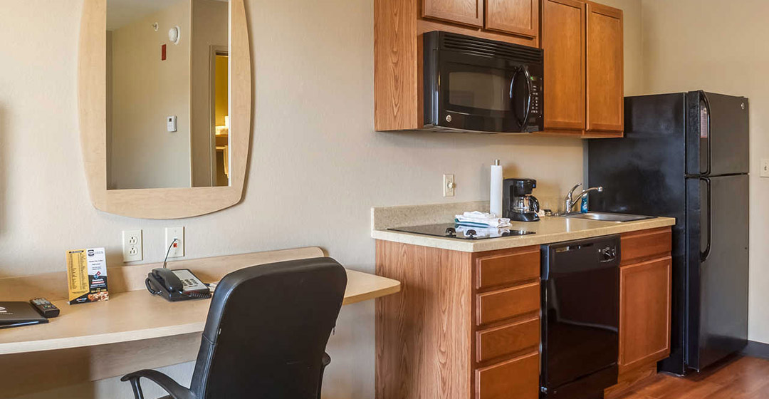 Suburban Studios Triadelphia - Wheeling at The Highlands desk and kitchen