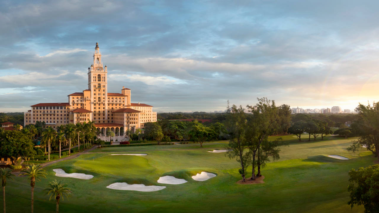 Immagine di un campo da golf e di un hotel