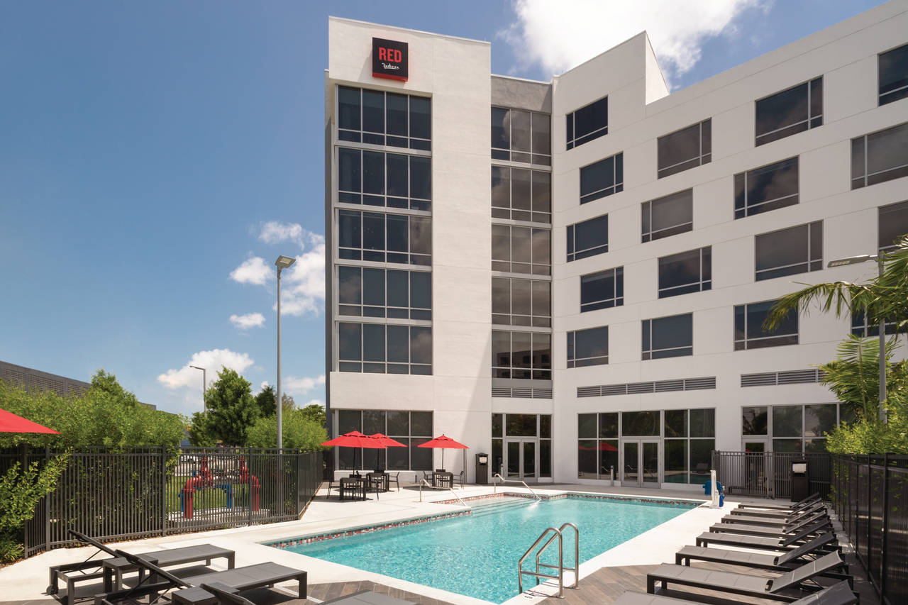Exterior de un hotel Raddisson Red