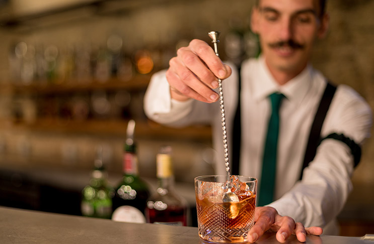 Imagen de un barman revolviendo una bebida