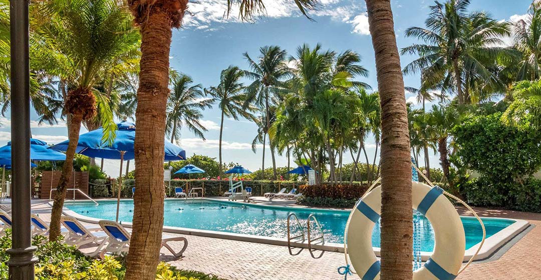 Radisson Resort Miami Beach pool