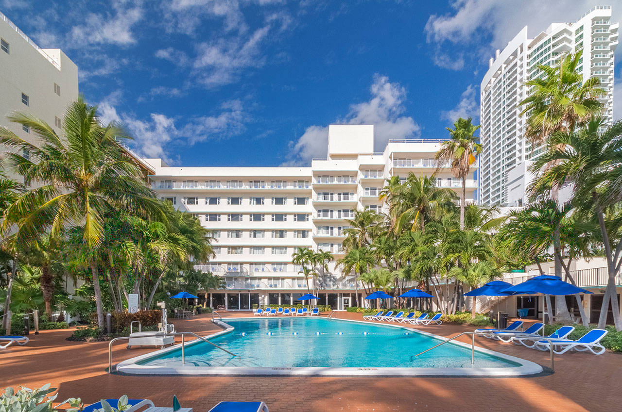 Radisson Hotel Miami Beach, FL pool