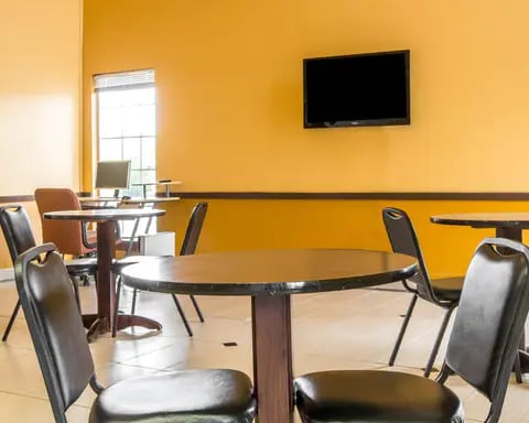 Enjoy breakfast in this seating area | Econo Lodge, hotels in Eufaula AL