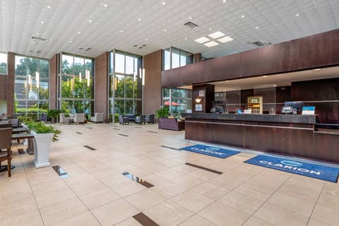 Front desk | Clarion, Sheffield AL Hotels