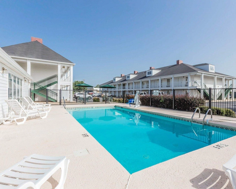 Outdoor pool, hotel in Sylacauga AL, Quality Inn