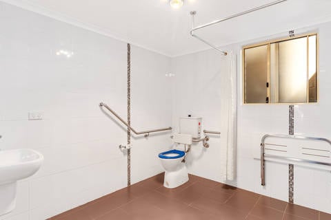Accessible bathroom | Econo Lodge, Cowra NS Hotels