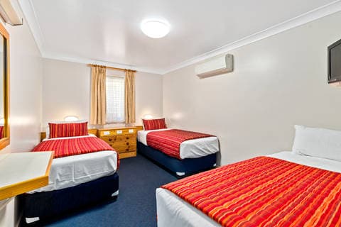 Guest room with three beds | Econo Lodge, Cowra NS Hotels