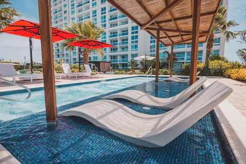 Adult WhirlPool/Courtyard | Radisson Blu, Palm-beach AW-S Hotels