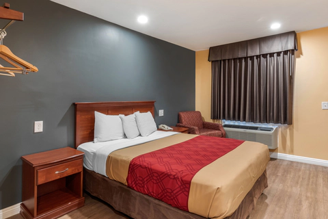Guest room with one bed | Econo Lodge, Carson CA Hotels
