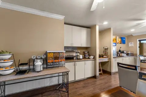 Breakfast area | Comfort Inn, San-diego CA Hotels