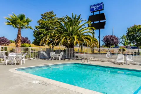 Outdoor pool | Rodeway Inn, Rohnert-park CA Hotels