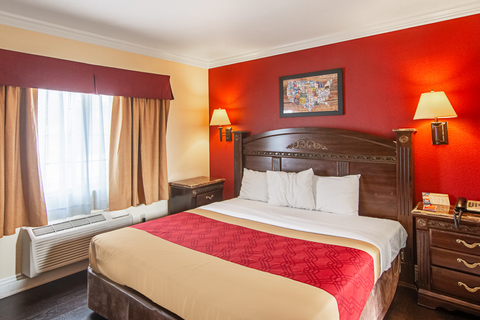 Guest room with king bed(s) | Econo Lodge, Long-beach CA Hotels