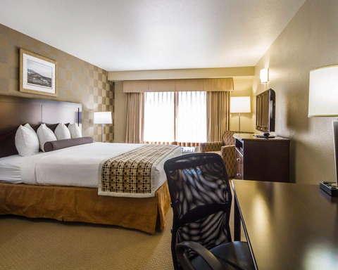 Guest room with desk area