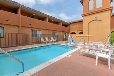 Outdoor pool with hot tub | Quality Inn, Oceanside CA Hotels