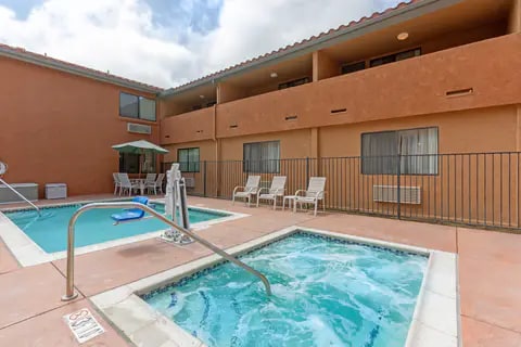 Outdoor pool with hot tub | Quality Inn, Oceanside CA Hotels