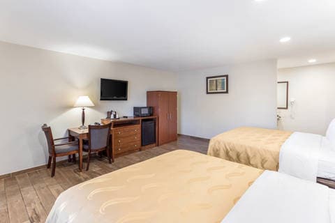 Guest room with queen bed(s) | Quality Inn, Escondido CA Hotels