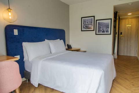 Queen Bed-Balcony | Radisson Individuals, Cali VAC Hotels