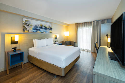 Guest room with queen bed(s) | Comfort Inn, Moncton NB Hotels