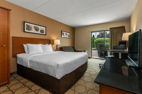 Guest room | Comfort Inn, Cobourg ON Hotels