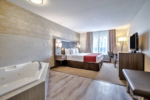 Guest room with whirlpool bathtub | Comfort Inn, Calgary AB Hotels