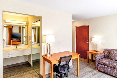 Guest room with queen bed(s) | Econo Lodge, Calgary AB Hotels
