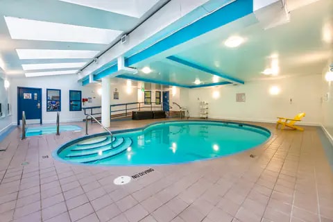 Indoor pool | Clarion, Abbotsford BC Hotels