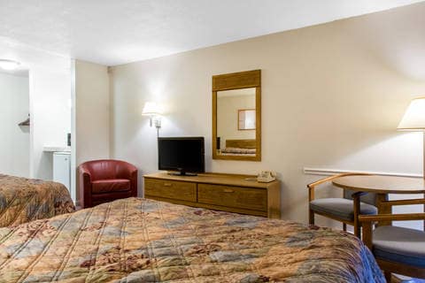 Guest room with amenities | Rodeway Inn, Waterford CT Hotels