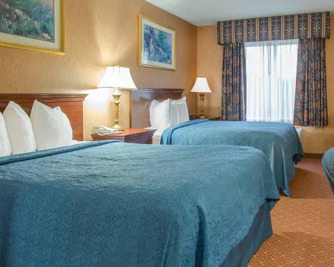 Guest room with double beds
