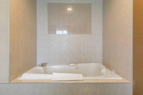 King Bed with Jacuzzi Suite | Comfort Suites, Dover DE Hotels