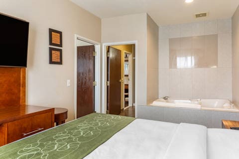 King Bed with Jacuzzi Suite | Comfort Suites, Dover DE Hotels