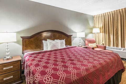 Guest room with added amenities | Econo Lodge, Tallahassee FL Hotels