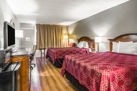 Guest room with double bed(s) | Econo Lodge, Tallahassee FL Hotels