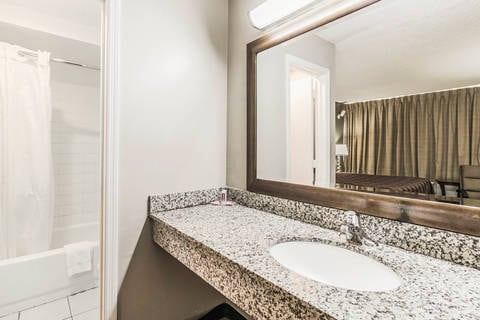 Guest room with king bed(s) | Econo Lodge, Tallahassee FL Hotels