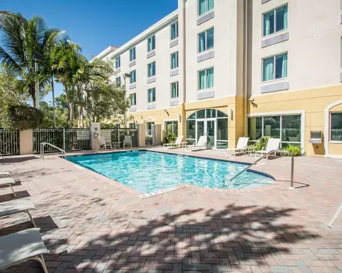 Outpool with lounge area