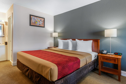Guest room with king bed(s) | Econo Lodge, Tampa FL Hotels