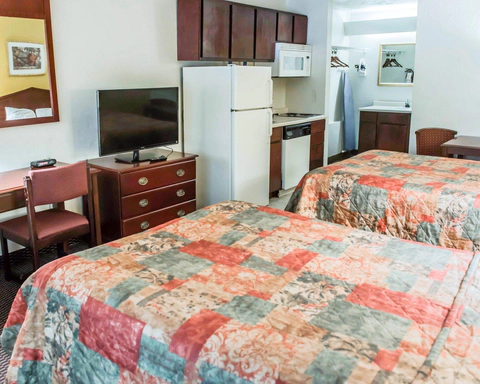 Guest room with kitchen area