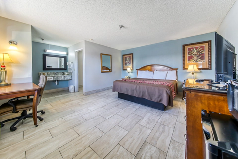 Guest room with king bed(s) | Rodeway Inn, Haines-city FL Hotels