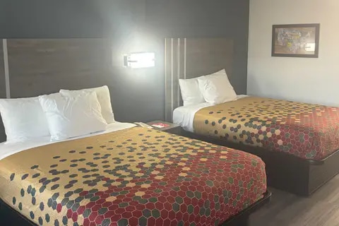 Guest room with double bed(s) | Econo Lodge, Calhoun GA Hotels