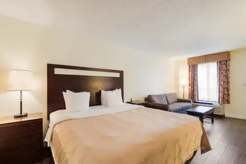 Guest room with king bed(s) | Quality Inn, Statesboro GA Hotels