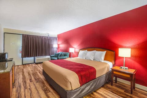 Guest room with king bed(s) | Econo Lodge, Dublin GA Hotels