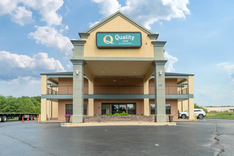 Hotel entrance | Quality Inn, Adairsville GA Hotels