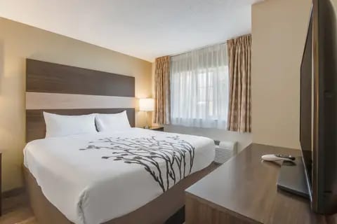 Guest room with one bed | Mainstay, Columbus GA Hotels
