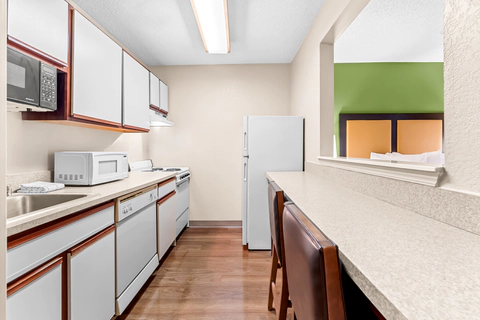 Efficiency room with kitchenette | Suburban, Macon GA Hotels