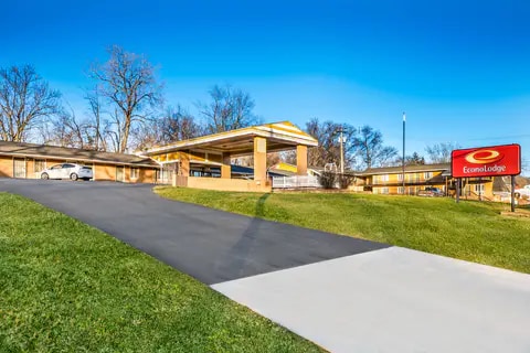 Hotel exterior | Econo Lodge, Oskaloosa IA Hotels