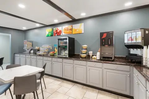 Breakfast area | Quality Inn, Newton IA Hotels