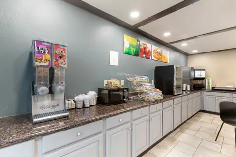 Breakfast area | Quality Inn, Newton IA Hotels